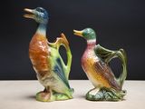 deux figurines d'oiseaux assis l'un à côté de l'autre