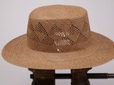 un chapeau de paille posé sur une table