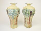 deux vases posés côte à côte sur une surface blanche