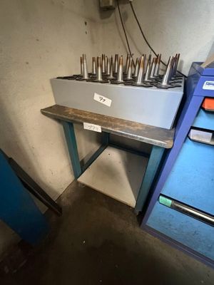 une photo d'un établi sur lequel sont posés tout un tas d'outils