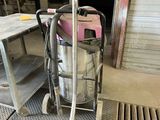 une photo d'un aspirateur et d'un chariot dans un garage