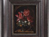 une peinture à l'huile représentant des fleurs dans un vase sur une table