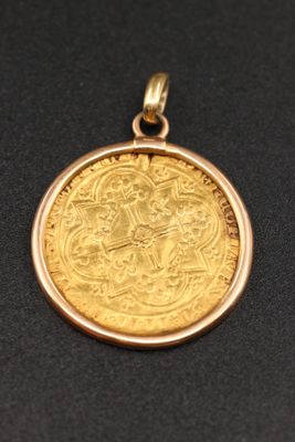 gros plan d'une pièce d'or sur une surface noire