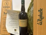 une bouteille de vin posée à côté d'un paquet de provisions