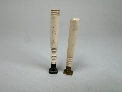 Deux sceaux à cacheter en ivoirine tournée, les matrices en … - Photo 1