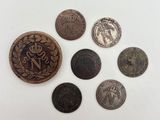 un tas de pièces de monnaie posées sur une table, l'une à côté de l'autre