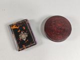 un petit livre et une petite boîte posés sur une table