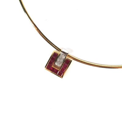 une photo d'un collier en or orné d'un pendentif en diamants rouges et blancs