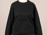 un sweat-shirt noir posé sur un support de mannequin, avec un mannequin blanc