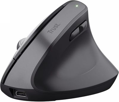 La souris sans fil est branchée à un chargeur posé sur une surface blanche.