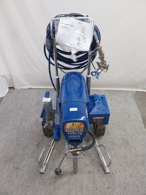 une machine bleue posée sur le sol