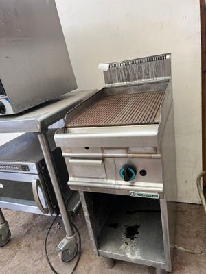 une plaque a snacker marque giga au gaz .