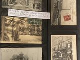 une vieille photo montrant une collection de cartes postales anciennes posées sur une table