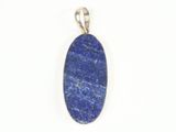 un pendentif en pierre bleue muni d'une bélière en argent