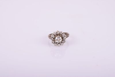 une bague en or blanc sertie d'un diamant rond taille brillant