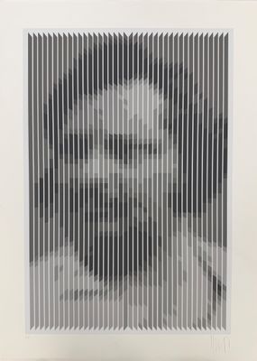 une image représentant une photo en noir et blanc du visage d'une femme