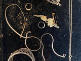 de nombreux bijoux en argent sur un fond noir