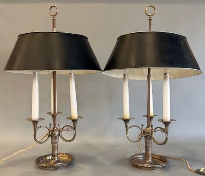 une paire de lampes de table plaquées argent, dotées d'abat-jours noirs