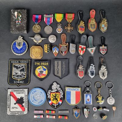 de nombreux types de badges différents, disposés sur une table