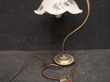 l'image d'une lampe posée sur une table