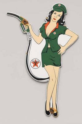 une femme en uniforme vert tenant une pompe à essence
