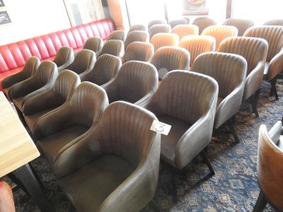 le nombre de chaises alignées dans une pièce