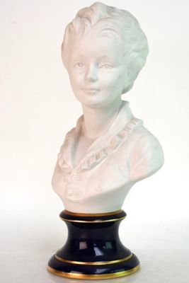 un buste de femme en marbre blanc posé sur un socle noir