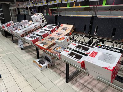 de nombreux appareils électroniques exposés dans un magasin