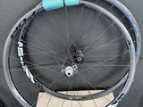 une roue de vélo à laquelle est fixée une chambre à air bleue