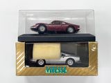 une boîte contenant une petite voiture