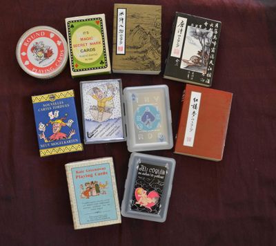 Lot de 10 jeux principalement de 52 cartes, aux portraits fa…