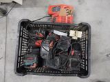 un panier rempli d'outils électriques posé par terre