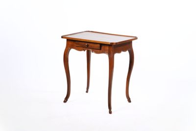 une petite table avec un plateau en marbre sur fond blanc