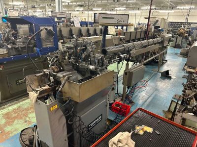 de nombreuses machines qui se trouvent dans une usine où il y a beaucoup de machines