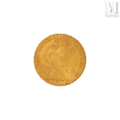 gros plan d'une pièce d'or sur une surface blanche