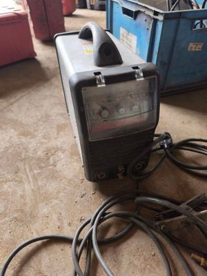 une machine posée sur le sol du garage