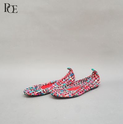 une paire de chaussures à motifs roses et bleus sur fond blanc