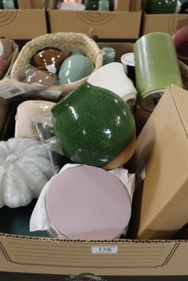 une boîte remplie d'objets assortis posée sur une table