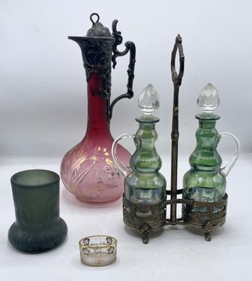 de nombreux objets en verre de toutes sortes posés sur la table