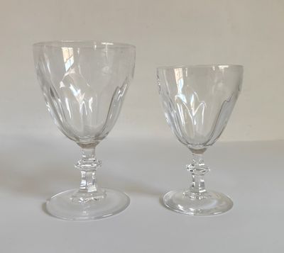 deux verres à vin vides posés sur une table
