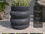 un gros plan d'un pot contenant des plantes, posé sur une table
