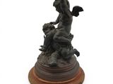 une image représentant une statue d'un homme à cheval accompagné de deux enfants