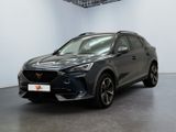 Une voiture grise est garée dans une grande pièce.