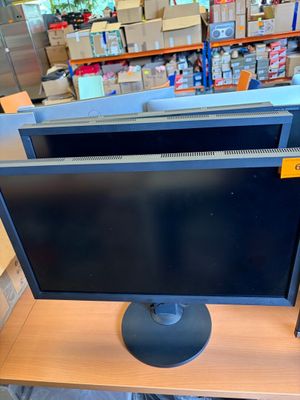 un écran d'ordinateur posé sur un bureau dans un magasin