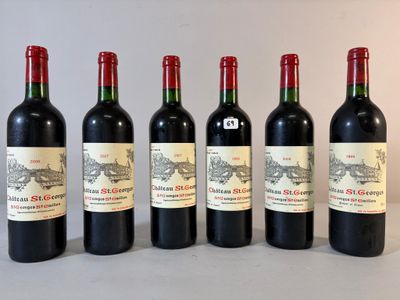 six bouteilles de vin rouge alignées sur une table