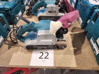 de nombreux types d'outils différents exposés dans un magasin