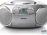 une radio posée sur une table
