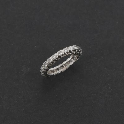 gros plan d'une bague en diamant sur une surface noire