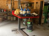 une photo d'un garage avec de nombreux outils posés sur la table