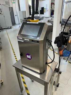 une machine posée sur une table dans une pièce